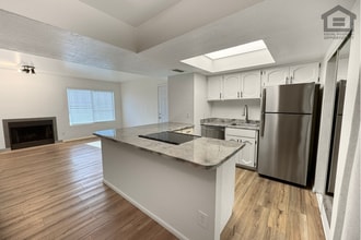 Building Photo - 2Bed/1Bath Apartment at 52nd St/Oak St! Ready for Immediate Move-In – GROUND FLOOR UNIT!