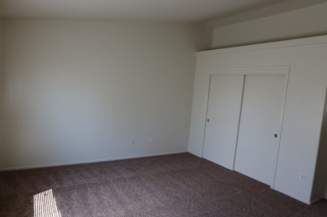 Building Photo - 305 Alysheba Dr
