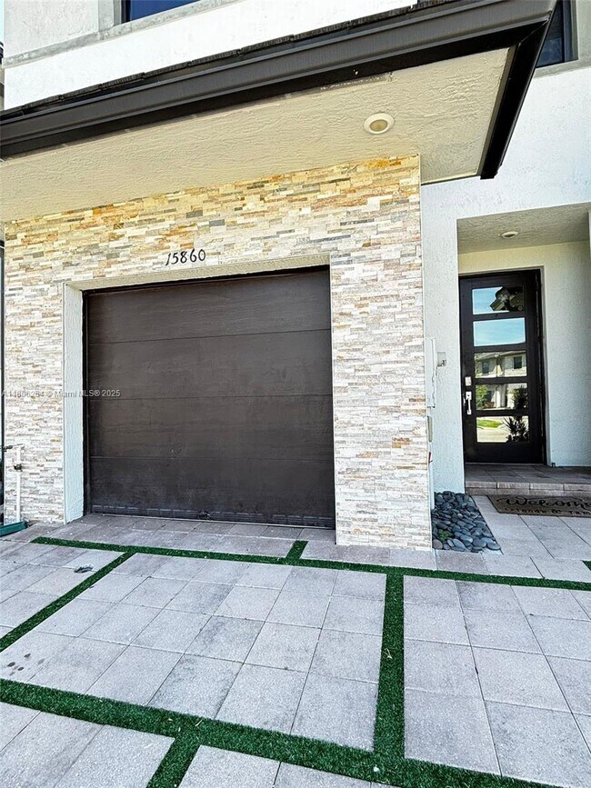 Building Photo - 15860 NW 91st Ct