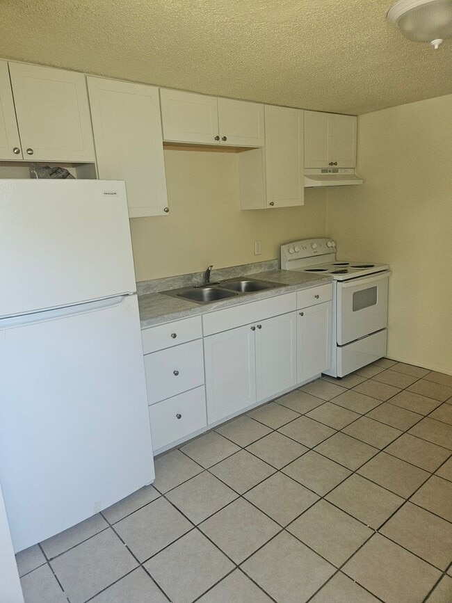 Building Photo - 2/1 DUPLEX