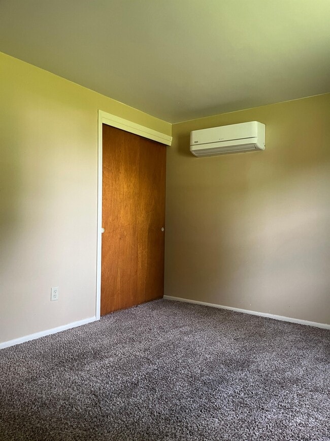 Building Photo - 6103 Glenview Dr
