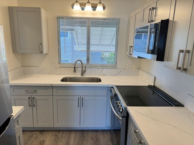 Building Photo - Fully renovated 2-bedroom, 1-bath unit loc...