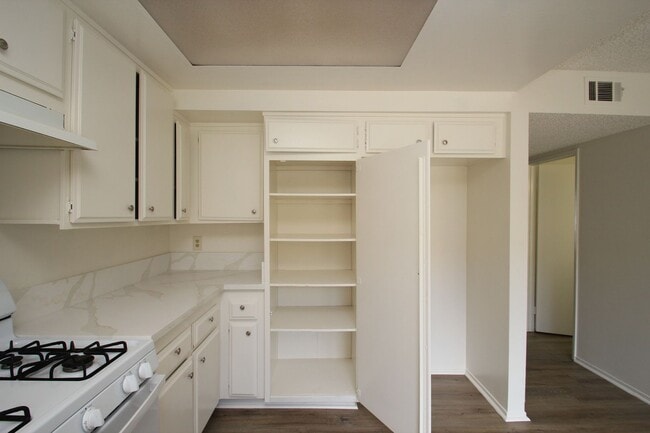 Building Photo - Coming Soon – Charming 3-Bedroom Townhome ...