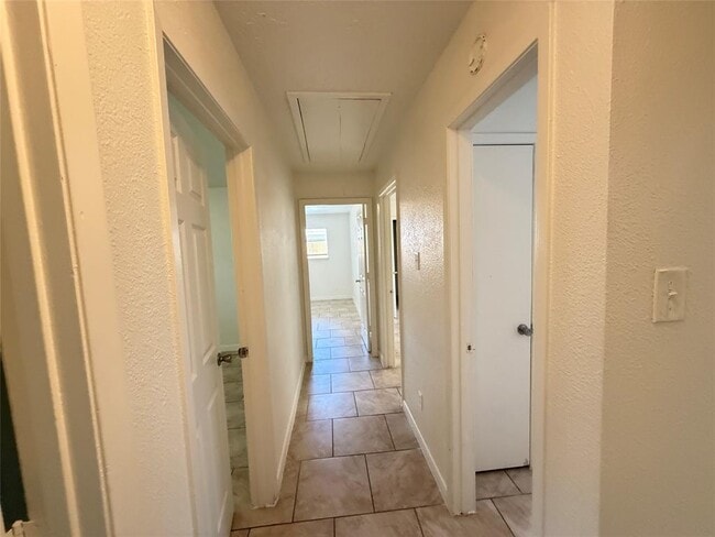 Building Photo - 10715 Sagewillow Ln