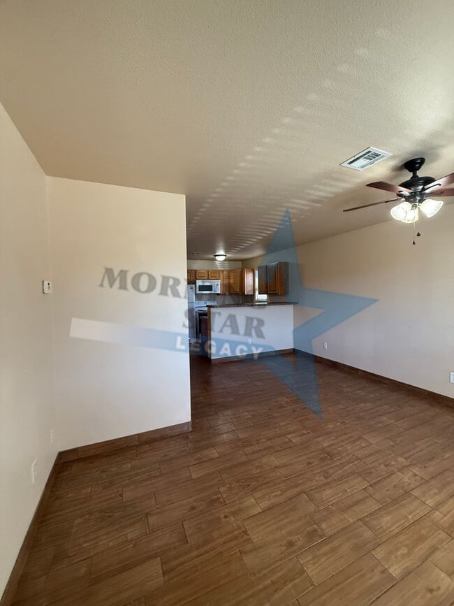 Building Photo - Sweet townhouse in Del Rey!