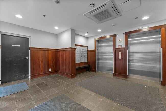 Building Photo - 812 Grand St