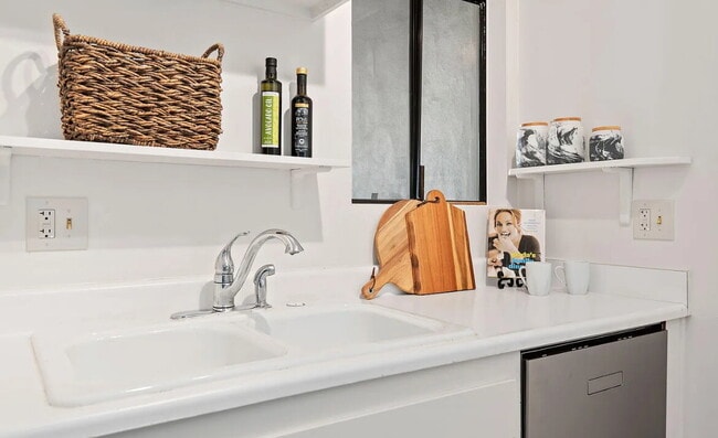 Building Photo - This sweet 1-BD, 1-BA condo is in the Sant...