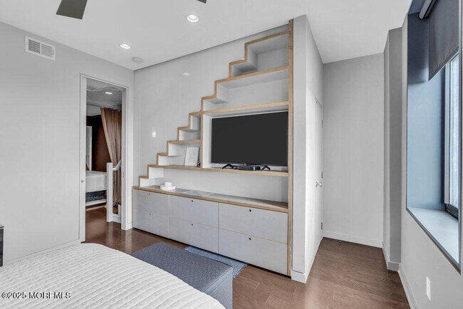 Building Photo - 601 Bangs Ave