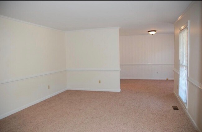 Building Photo - 104 Dorchester Ln