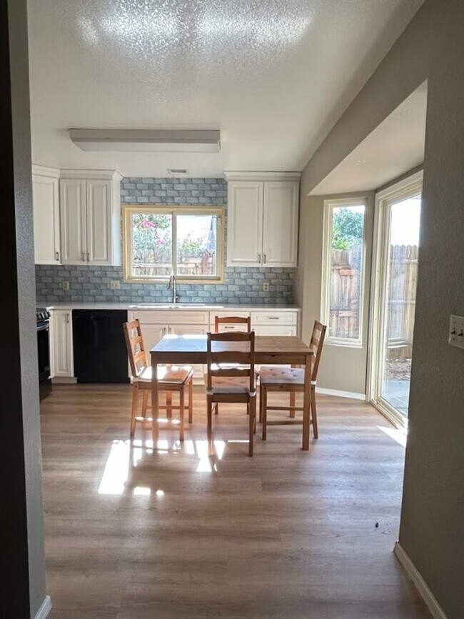 Building Photo - Georgeous 2 Bedroom / 2 Bath