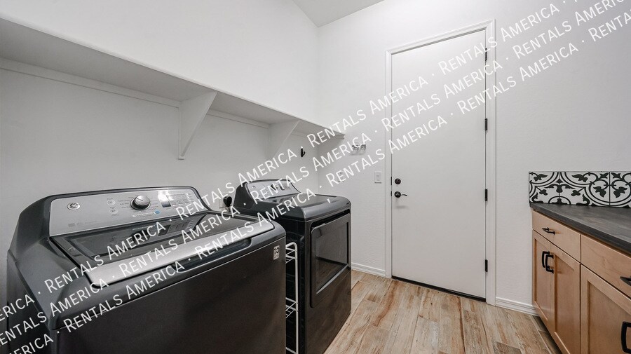 Building Photo - 19060 Rancho Dr