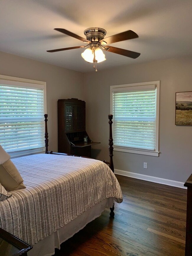 Building Photo - Fully remodeled Crown Heights BEAUTY!