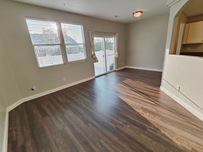 Building Photo - Spectacular 3-Bedroom Draper Townhouse with Garage