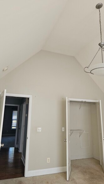 Building Photo - 646 Hidden Oaks Dr