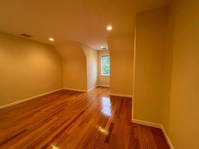 Building Photo - 53 Brewster Rd