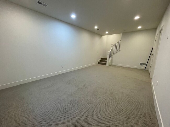 Building Photo - 2234 Central Pk Wy