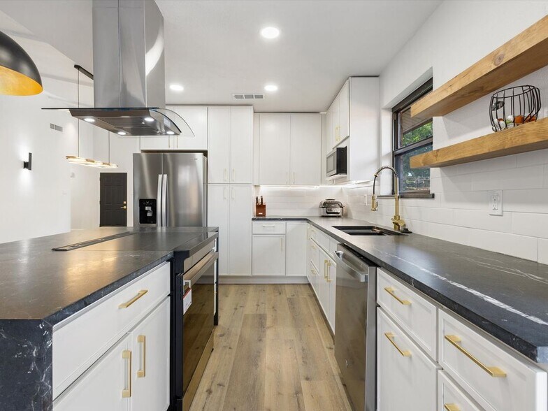 Building Photo - 3404 Newkirk Dr