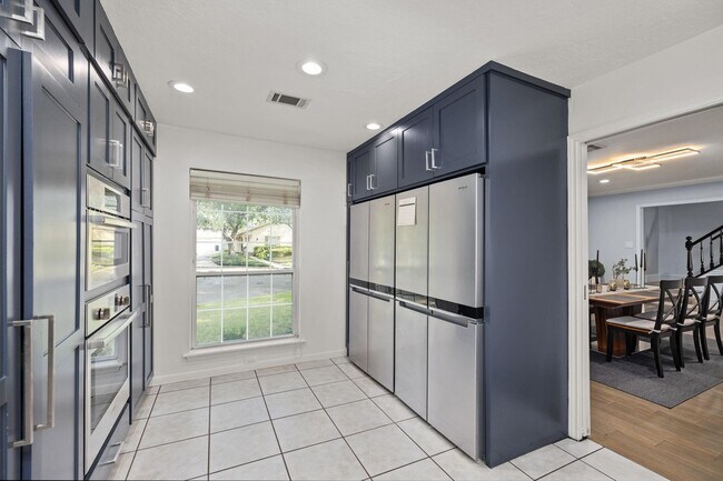 Building Photo - 827 Thicket Ln