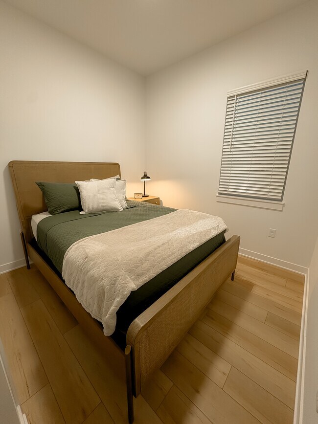 Building Photo - 1204 SW Franklin Dr