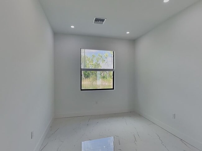 Building Photo - 4224 NE 22nd Pl