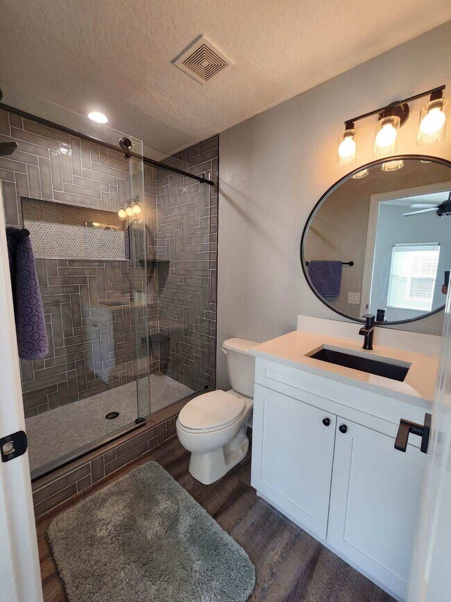 Building Photo - 402 S Willow Ave