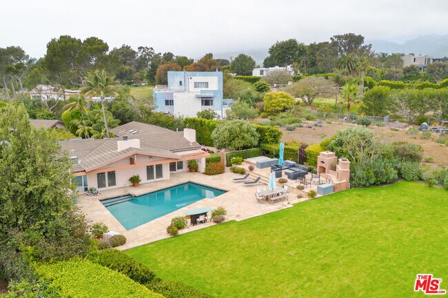 Building Photo - 7122 Dume Dr