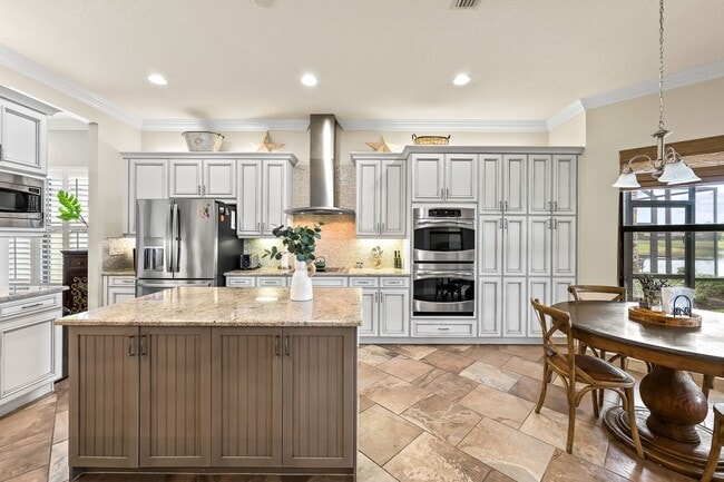 Building Photo - Furnished 3 Bedroom Luxurious Single Famil...