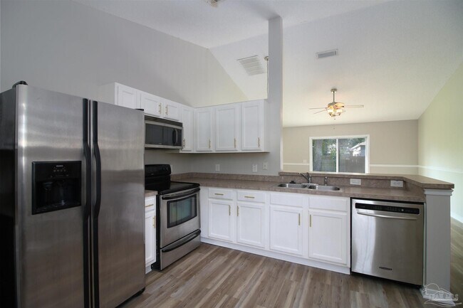 Building Photo - 609 Saleta St