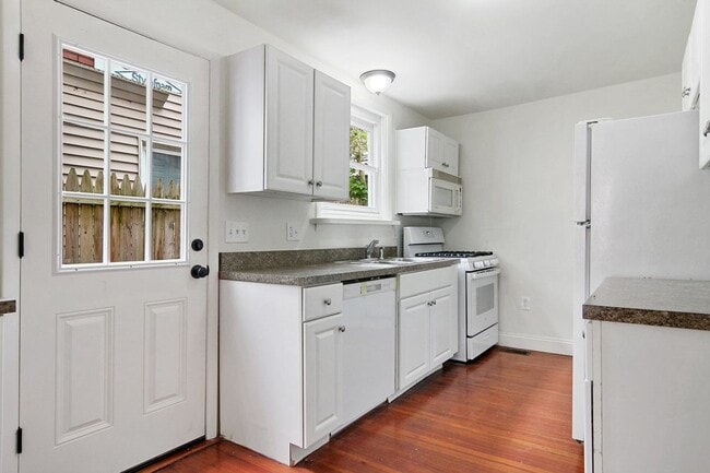 Building Photo - Available Now - Charming 3 Bedroom, 1.5 Ba...