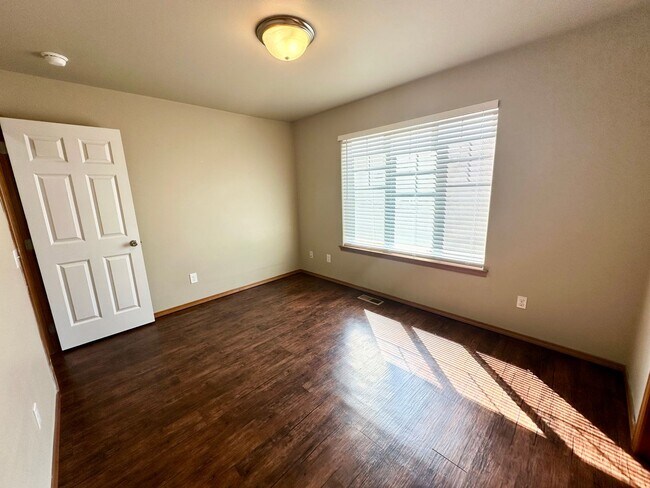 Building Photo - Spacious 3 Bedroom 2 Bathroom Home Now Available