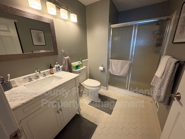 Building Photo - 60 Versailles Ct