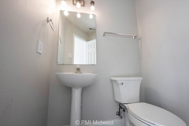 Building Photo - Charming 3-Bedroom Home with 2.5 Baths - Greenfield, IN!