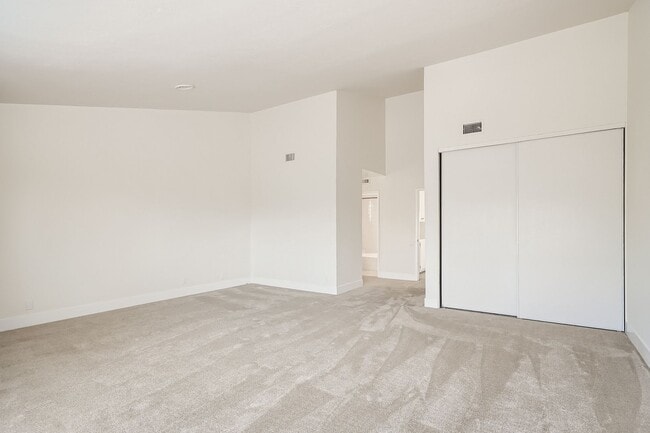 Building Photo - 3 Bedroom 2.5 Bath two story home!!!