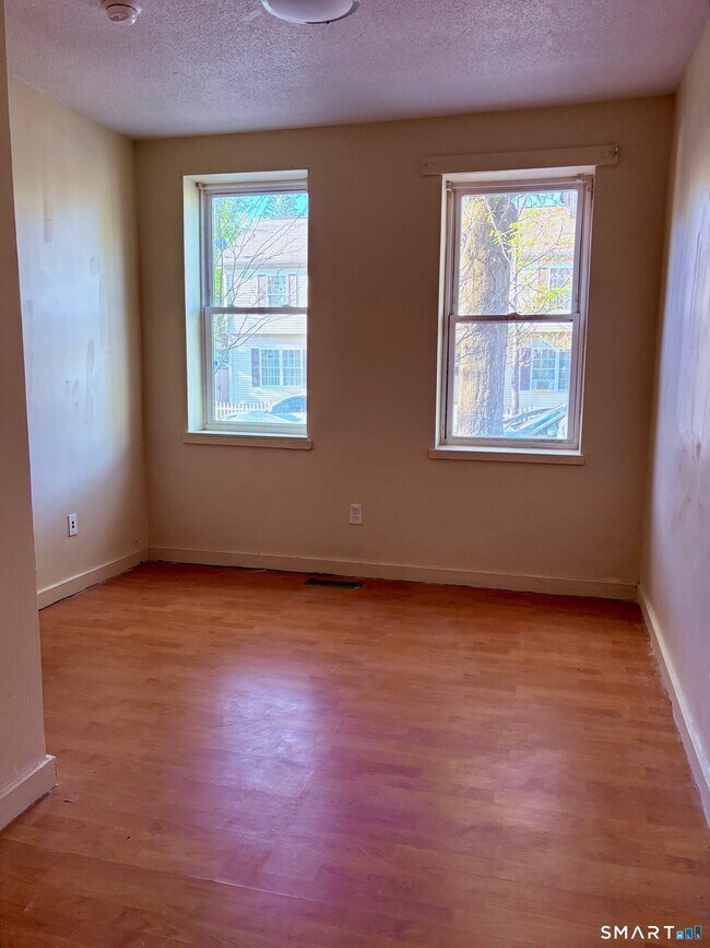 Building Photo - 2 Read St