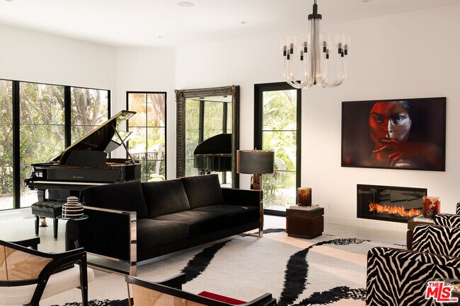 Building Photo - 5192 Parkway Calabasas