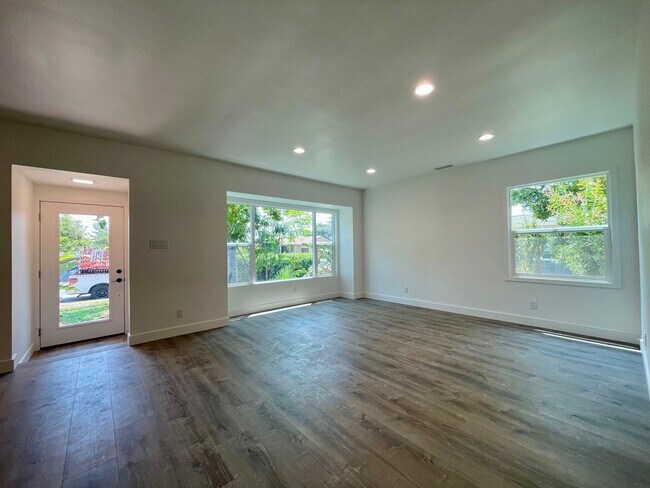 Building Photo - Fully Remodeled 4 Bedroom 2.5 Bathroom in ...