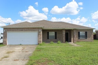 Building Photo - Spacious 3/2 Home in Sunny Hills w/ 2-Car Garage