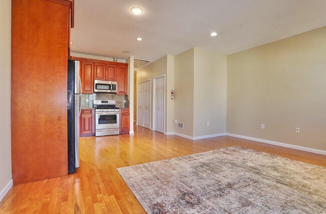 Building Photo - 247 Winfield Ave