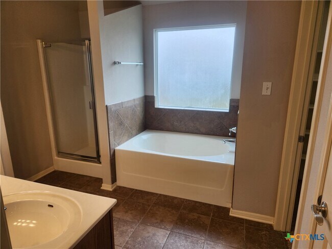 Building Photo - 5615 Fair Hill Dr