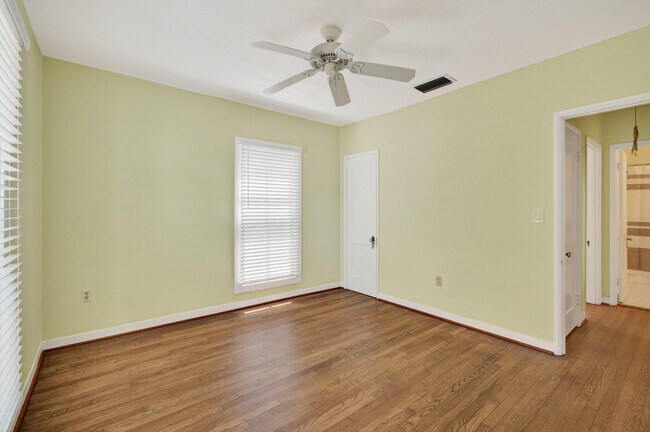 Building Photo - 817 N Palmway