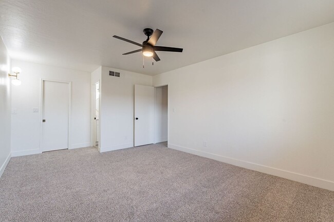 Building Photo - Fresh & Clean Townhome in North Phx!