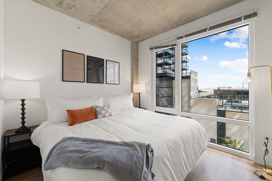 Building Photo - 853 W Blackhawk St