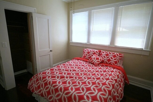 Building Photo - 4718 Ramona Blvd