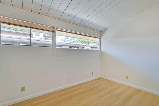 Building Photo - Spacious 4 Bed 3 Bath Home in Highly Desir...