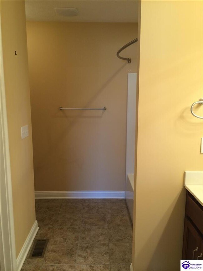 Building Photo - 913 Silktree Cir