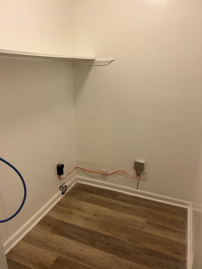 Building Photo - 240 Jamil Rd