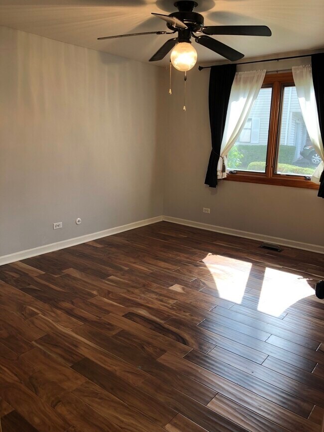 Building Photo - 923 Sagamore Dr