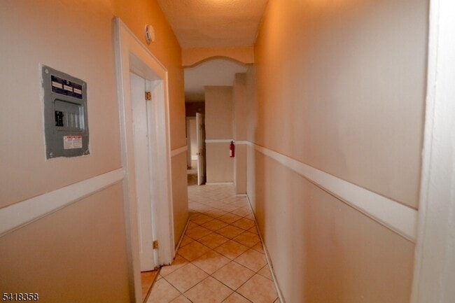 Building Photo - 413 Lyons Ave