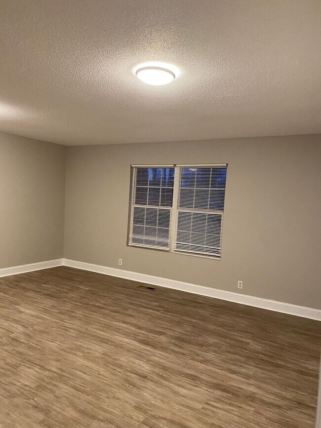 Building Photo - Move in Ready Updated 4 bed 2 bath with ga...