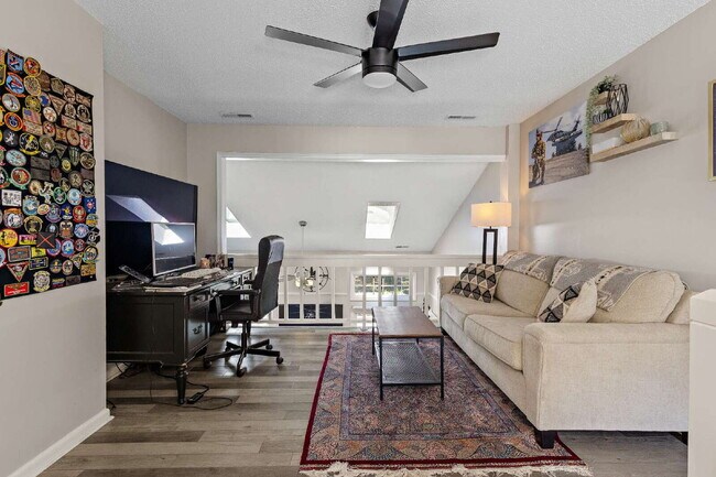 Building Photo - Golf course townhome in Glenwood